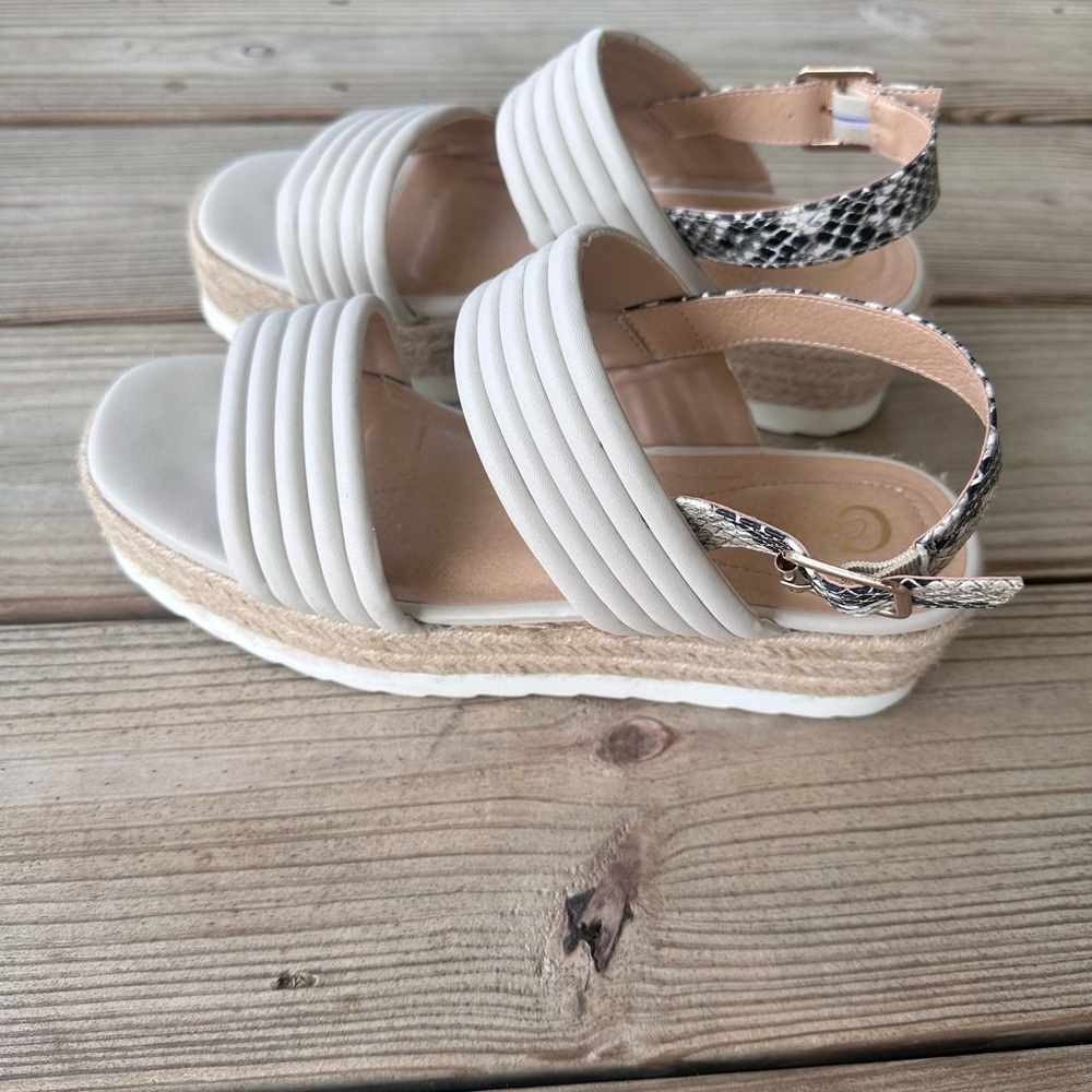 Comfort 1946 Stylish Cream Sandals with Snakeskin Accent